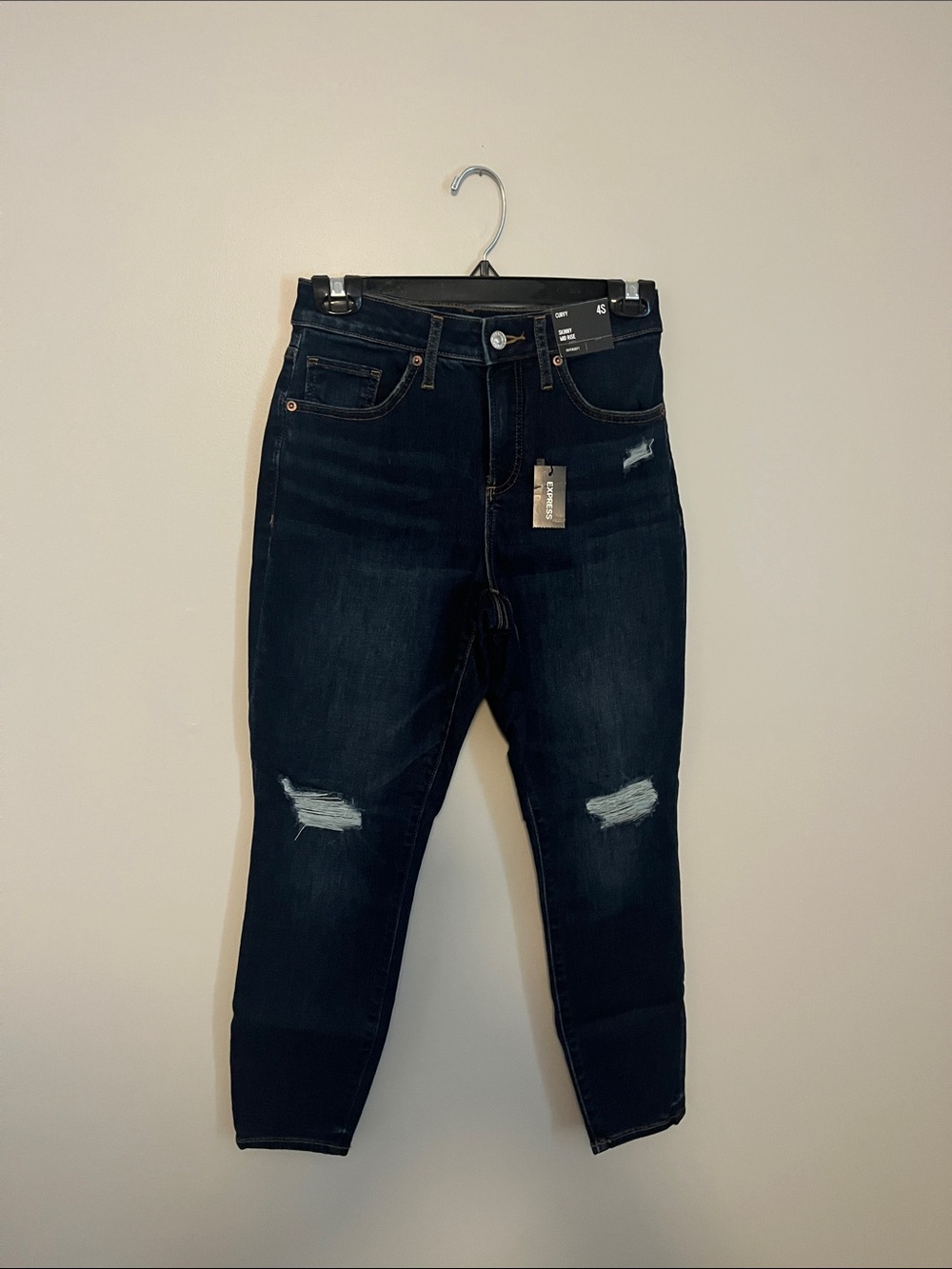New ! Never worn skinny jeans size 4 short